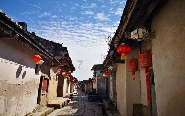 县人大：发挥“石榴红”作用 谱写民族团结新篇章